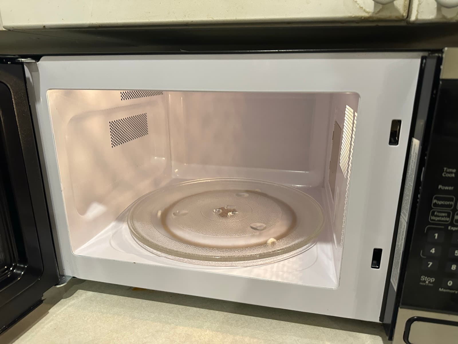 Home Cleaning in Kent, WA — Kitchen after cleaning: Streak-free interior, plate sanitized